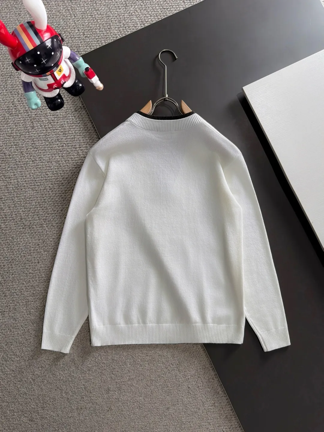 Next day shipping LP 2041 Autumn and Winter latest sweaters from the official website, on sale at the counter at the same time Hot Sale! Specially made of wool blended fabric. It feels comfortable and can be directly in contact with the skin. The logo badge is exquisitely embroidered, which is extremely eye-catching! The details highlight the fashionable charm of big brands. Exquisite workmanship. Three-dimensional cutting style. The wearing effect is invincible and handsome! All three standards are complete! Sizes:M-3XL
